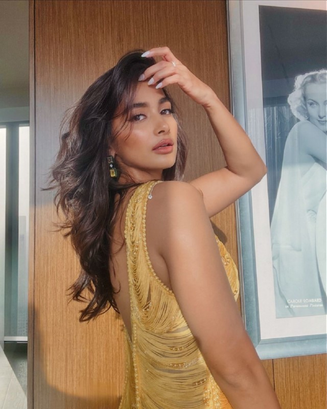 Heroine pooja hegde glamorous treat photos-Hot Pooja Hegde, Pooja Hegde, Pooja Hegde Bee, Poojahegde Photos,Spicy Hot Pics,Images,High Resolution WallPapers Download