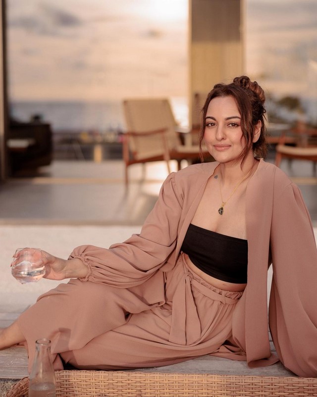Heroine sonakshi sinha looks glamorous with a glass in her hand-Sonakshi Sinha, Sonakshisinha Photos,Spicy Hot Pics,Images,High Resolution WallPapers Download
