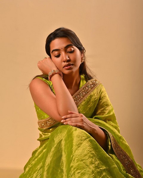 Images of sivatmika rajasekhar in green and golden shadow saree are viral on the internet-Rajasekhar, Shivatmika, Sivatmika Photos,Spicy Hot Pics,Images,High Resolution WallPapers Download