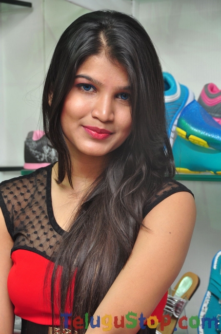 Isha agarwal latest stills- Photos,Spicy Hot Pics,Images,High Resolution WallPapers Download