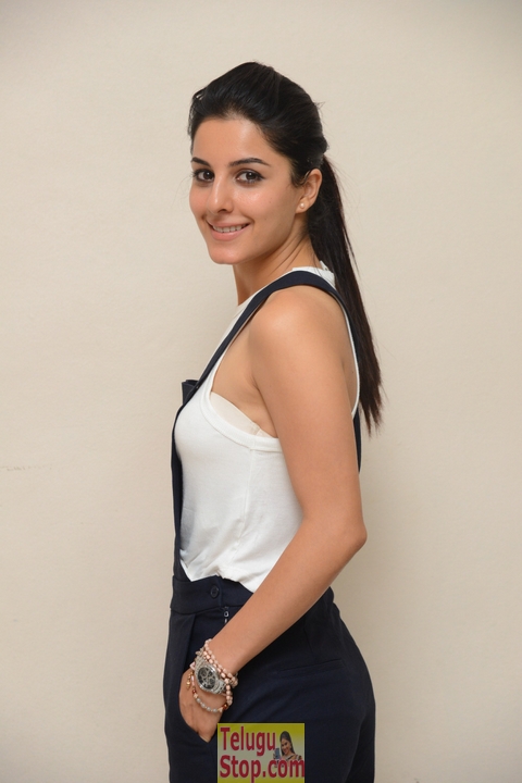 Isha talwar new stills 2- Photos,Spicy Hot Pics,Images,High Resolution WallPapers Download