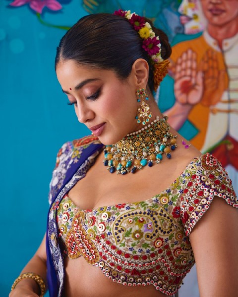 Janhvi kapoor is stunning with khatarnak poses-Actressjanhvi, Janhvi Kapoor, Janhvikapoor Photos,Spicy Hot Pics,Images,High Resolution WallPapers Download