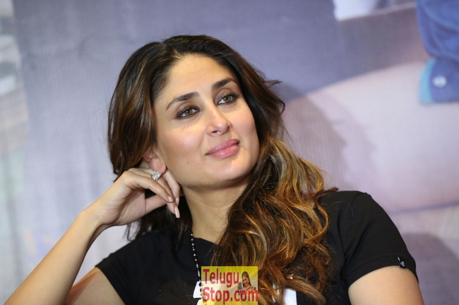 Kareena kapoor stills- Photos,Spicy Hot Pics,Images,High Resolution WallPapers Download