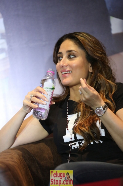 Kareena kapoor stills- Photos,Spicy Hot Pics,Images,High Resolution WallPapers Download