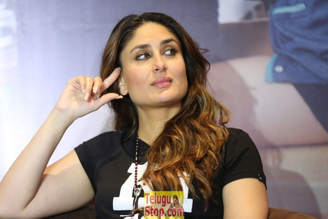 Kareena kapoor stills- Photos,Spicy Hot Pics,Images,High Resolution WallPapers Download