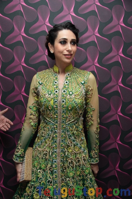 Karishma kapoor new stills- Photos,Spicy Hot Pics,Images,High Resolution WallPapers Download