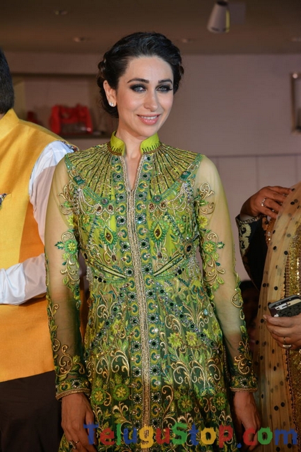 Karishma kapoor new stills- Photos,Spicy Hot Pics,Images,High Resolution WallPapers Download