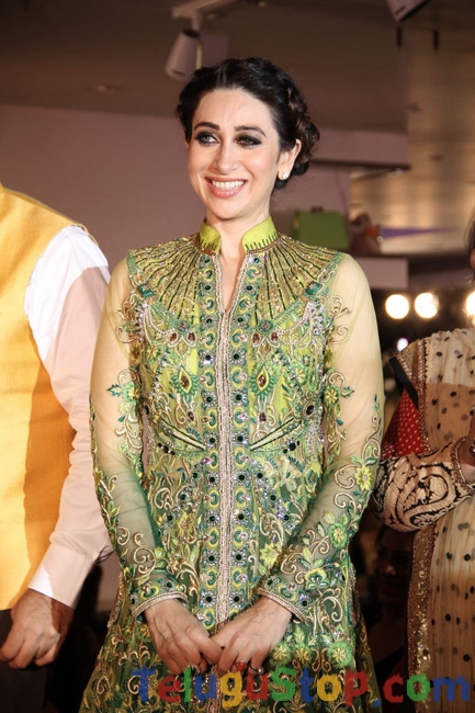 Karishma kapoor new stills- Photos,Spicy Hot Pics,Images,High Resolution WallPapers Download