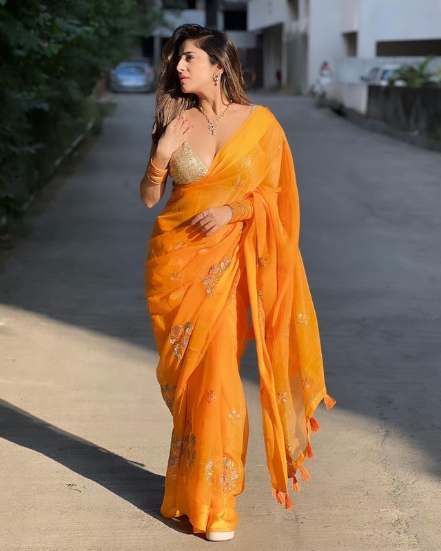 Kate sharma romantic stills for yellow saree is shown in the beauty-Actresskate, Kate Sharma Photos,Spicy Hot Pics,Images,High Resolution WallPapers Download