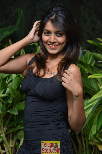 Kavya kumar new stills- Photos,Spicy Hot Pics,Images,High Resolution WallPapers Download