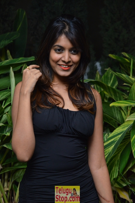 Kavya kumar new stills- Photos,Spicy Hot Pics,Images,High Resolution WallPapers Download