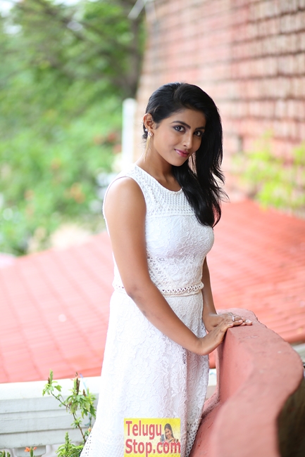 Kruthika jayakumar new stills- Photos,Spicy Hot Pics,Images,High Resolution WallPapers Download