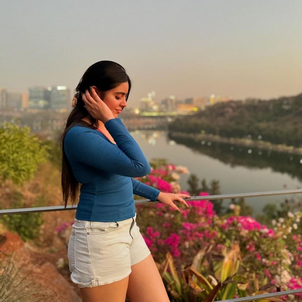 Kushitha kallapu shows us how to pose for a perfect pout-Actress Kushita, Actresskushita, Actresskushitha, Kushita Kallapu, Kushitakallapu, Shortactress Photos,Spicy Hot Pics,Images,High Resolution WallPapers Download