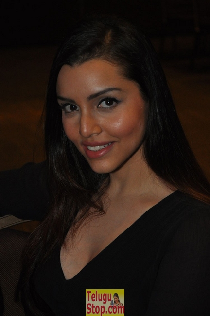 Kyra dutt latest pics- Photos,Spicy Hot Pics,Images,High Resolution WallPapers Download
