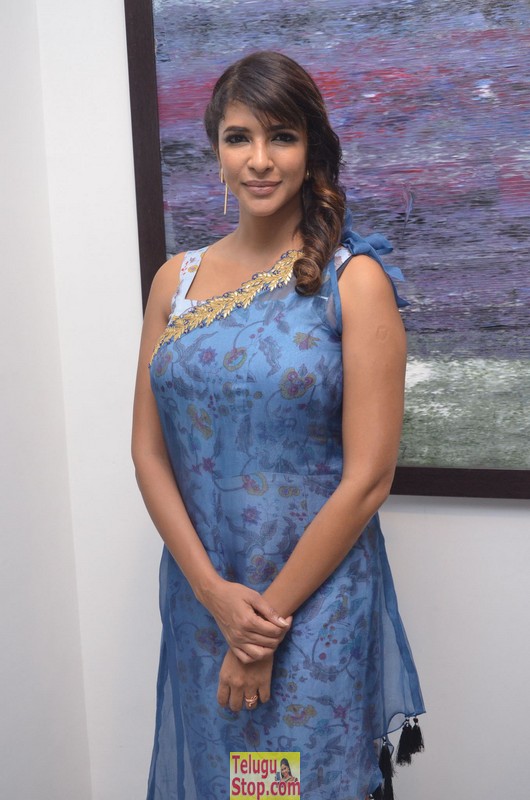 Lakshmi manchu stills 2- Photos,Spicy Hot Pics,Images,High Resolution WallPapers Download