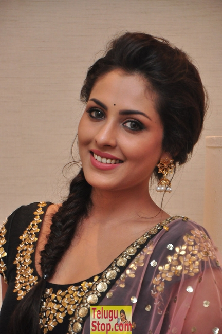 Madhu shalini stills 2- Photos,Spicy Hot Pics,Images,High Resolution WallPapers Download