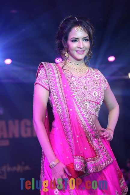 Manchu lakshmi pics- Photos,Spicy Hot Pics,Images,High Resolution WallPapers Download