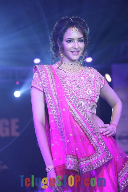 Manchu lakshmi pics- Photos,Spicy Hot Pics,Images,High Resolution WallPapers Download