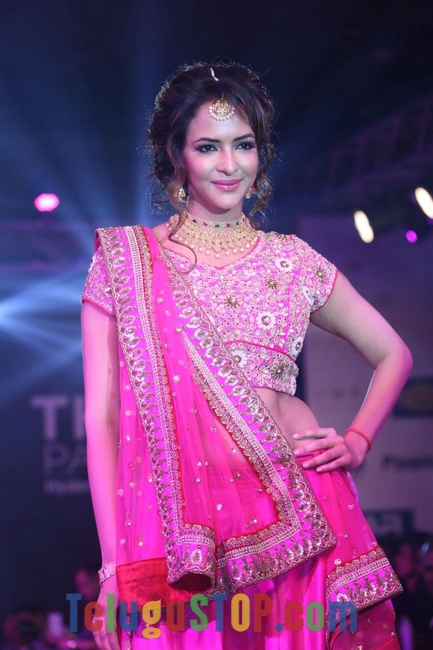 Manchu lakshmi pics- Photos,Spicy Hot Pics,Images,High Resolution WallPapers Download