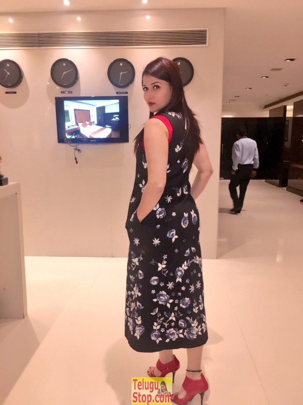 Mannara chopra launches oppo mobile- Photos,Spicy Hot Pics,Images,High Resolution WallPapers Download