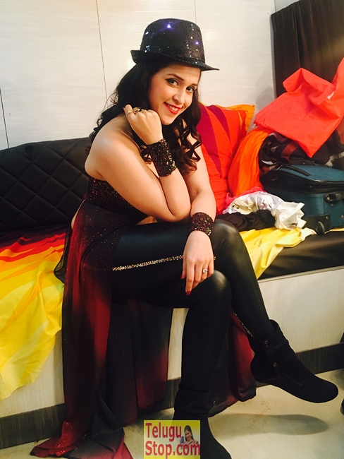 Mannara chopra new stills 3- Photos,Spicy Hot Pics,Images,High Resolution WallPapers Download