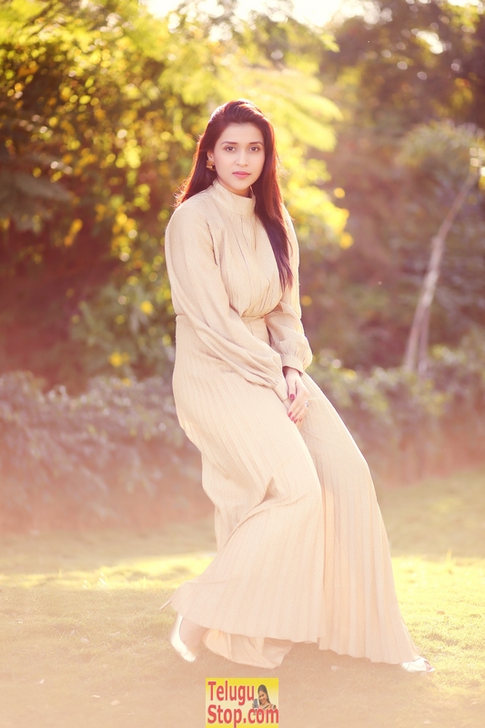 Mannara chopra new stills 6- Photos,Spicy Hot Pics,Images,High Resolution WallPapers Download