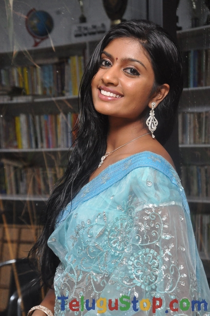 Manochitra stills- Photos,Spicy Hot Pics,Images,High Resolution WallPapers Download