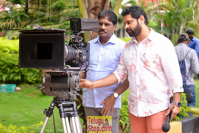 Meelo evaru koteswarudu working stills- Photos,Spicy Hot Pics,Images,High Resolution WallPapers Download