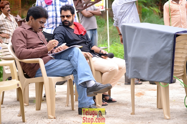 Meelo evaru koteswarudu working stills- Photos,Spicy Hot Pics,Images,High Resolution WallPapers Download