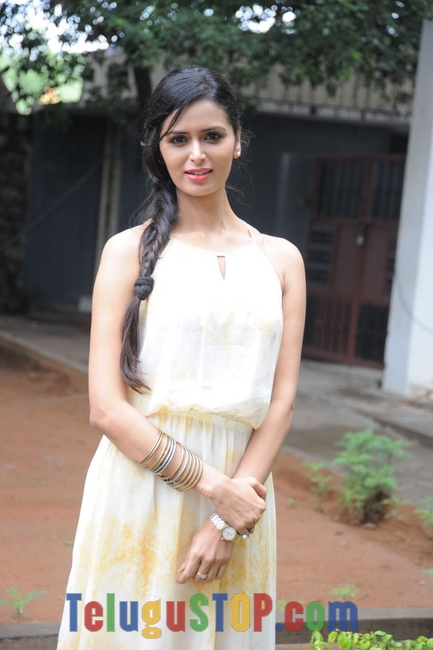 Meenakshi dixit new pics- Photos,Spicy Hot Pics,Images,High Resolution WallPapers Download