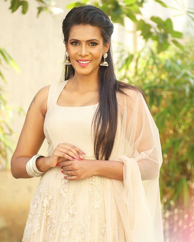 Meera mitun hot photos- Photos,Spicy Hot Pics,Images,High Resolution WallPapers Download