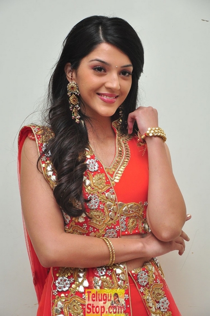 Mehreen stills- Photos,Spicy Hot Pics,Images,High Resolution WallPapers Download