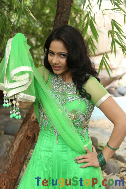 Mithra new pics- Photos,Spicy Hot Pics,Images,High Resolution WallPapers Download