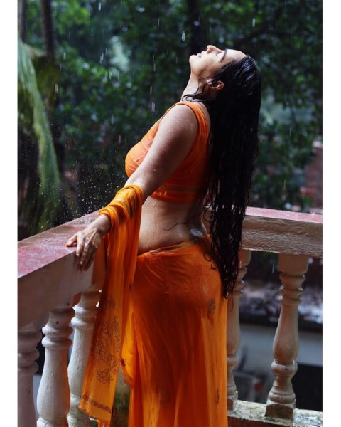 Model megha shukla is drying her beauty by soaking in the rain-Actressmegha, Megha Shukla, Meghashukla Photos,Spicy Hot Pics,Images,High Resolution WallPapers Download