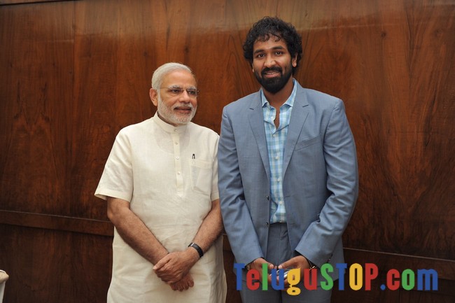 Mohan babu family meets modi- Photos,Spicy Hot Pics,Images,High Resolution WallPapers Download