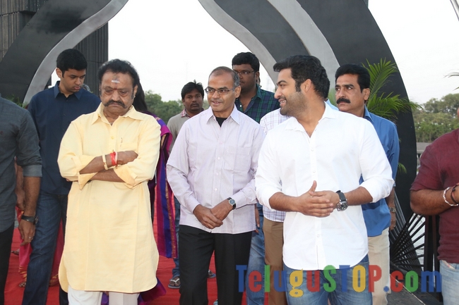 Nandamuri family members at ntr ghat- Photos,Spicy Hot Pics,Images,High Resolution WallPapers Download