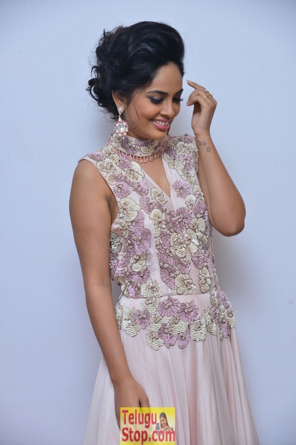 Nandhitha swetha new stills- Photos,Spicy Hot Pics,Images,High Resolution WallPapers Download