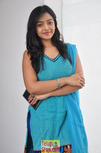 Nithya shetty stills- Photos,Spicy Hot Pics,Images,High Resolution WallPapers Download