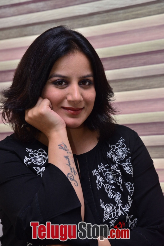 Pooja gandhi stills- Photos,Spicy Hot Pics,Images,High Resolution WallPapers Download