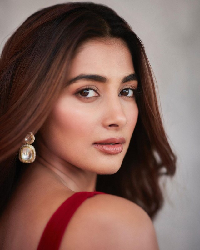 Pooja hegde turns up the heat in a red saree glamorous waist images-Actresspooja, Poojahegde, Pooja Hegde Hot Photos,Spicy Hot Pics,Images,High Resolution WallPapers Download