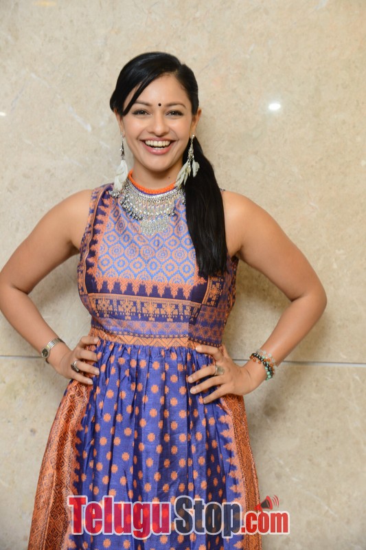 Pooja kumar latest stills- Photos,Spicy Hot Pics,Images,High Resolution WallPapers Download