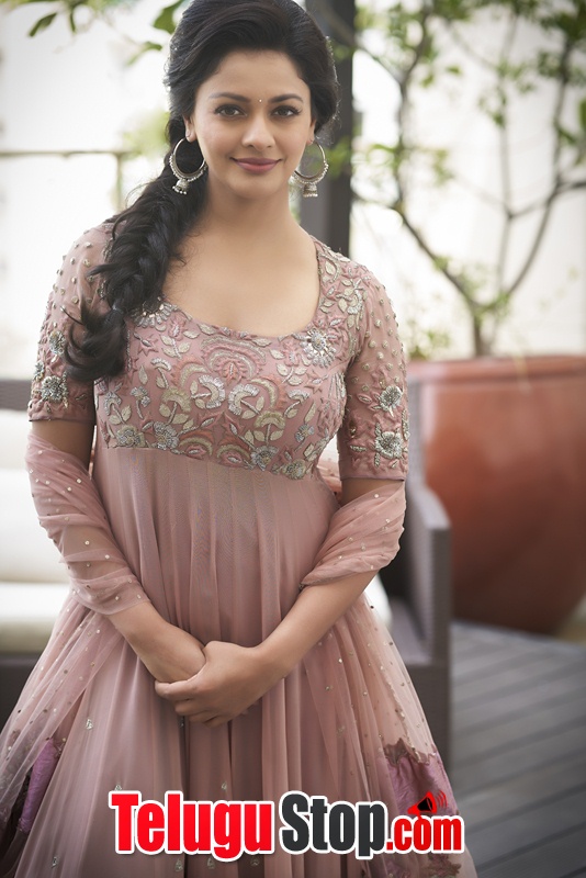 Pooja kumar new photo stills- Photos,Spicy Hot Pics,Images,High Resolution WallPapers Download