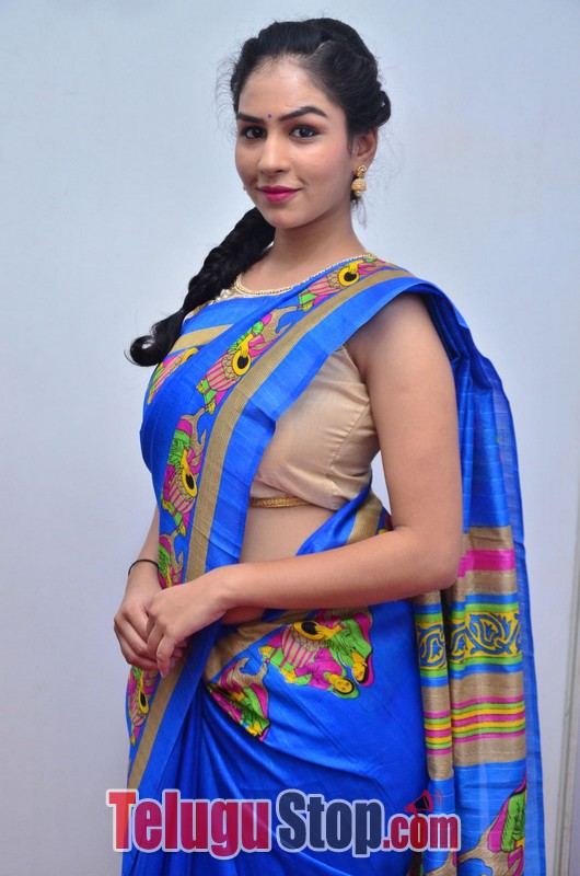 Pooja new stills- Photos,Spicy Hot Pics,Images,High Resolution WallPapers Download