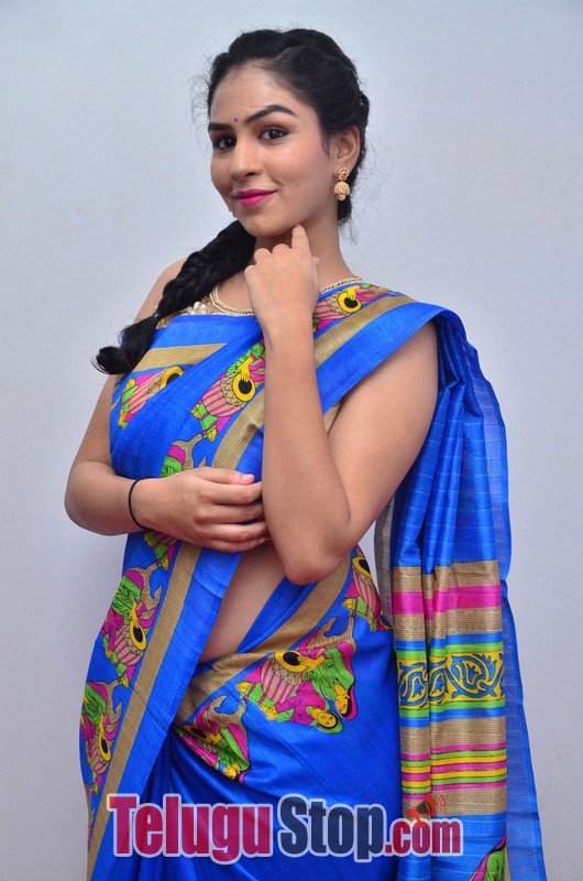 Pooja new stills- Photos,Spicy Hot Pics,Images,High Resolution WallPapers Download