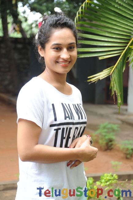 Pooja ramachandran stills- Photos,Spicy Hot Pics,Images,High Resolution WallPapers Download