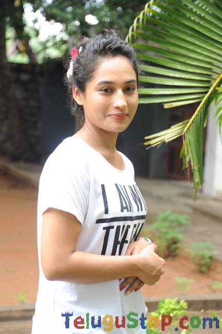 Pooja ramachandran stills- Photos,Spicy Hot Pics,Images,High Resolution WallPapers Download