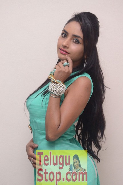 Pooja sri latest stills- Photos,Spicy Hot Pics,Images,High Resolution WallPapers Download