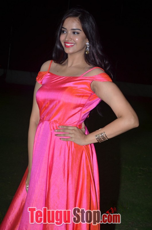 Poojitha latest stills 2- Photos,Spicy Hot Pics,Images,High Resolution WallPapers Download