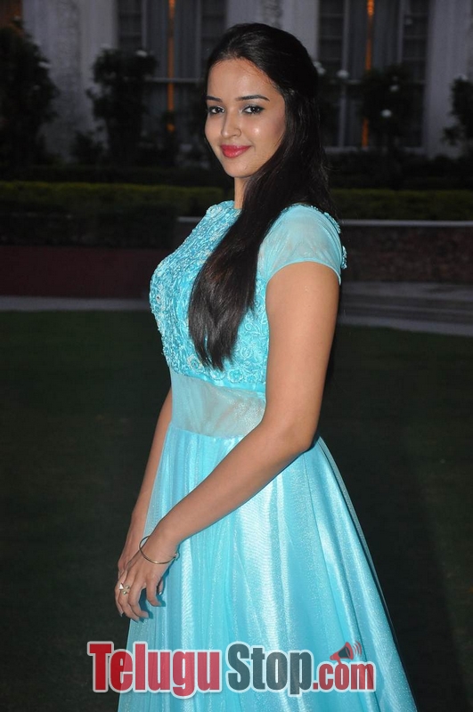 Poojitha new stills- Photos,Spicy Hot Pics,Images,High Resolution WallPapers Download