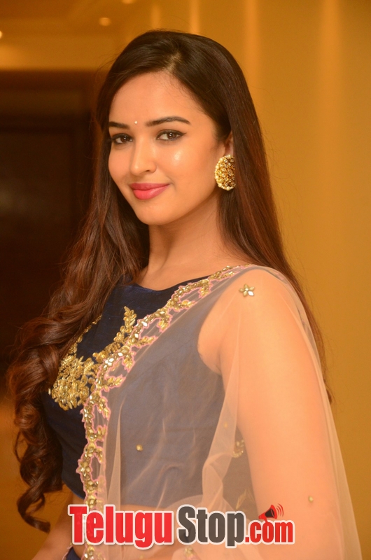 Poojitha ponnada new photos- Photos,Spicy Hot Pics,Images,High Resolution WallPapers Download